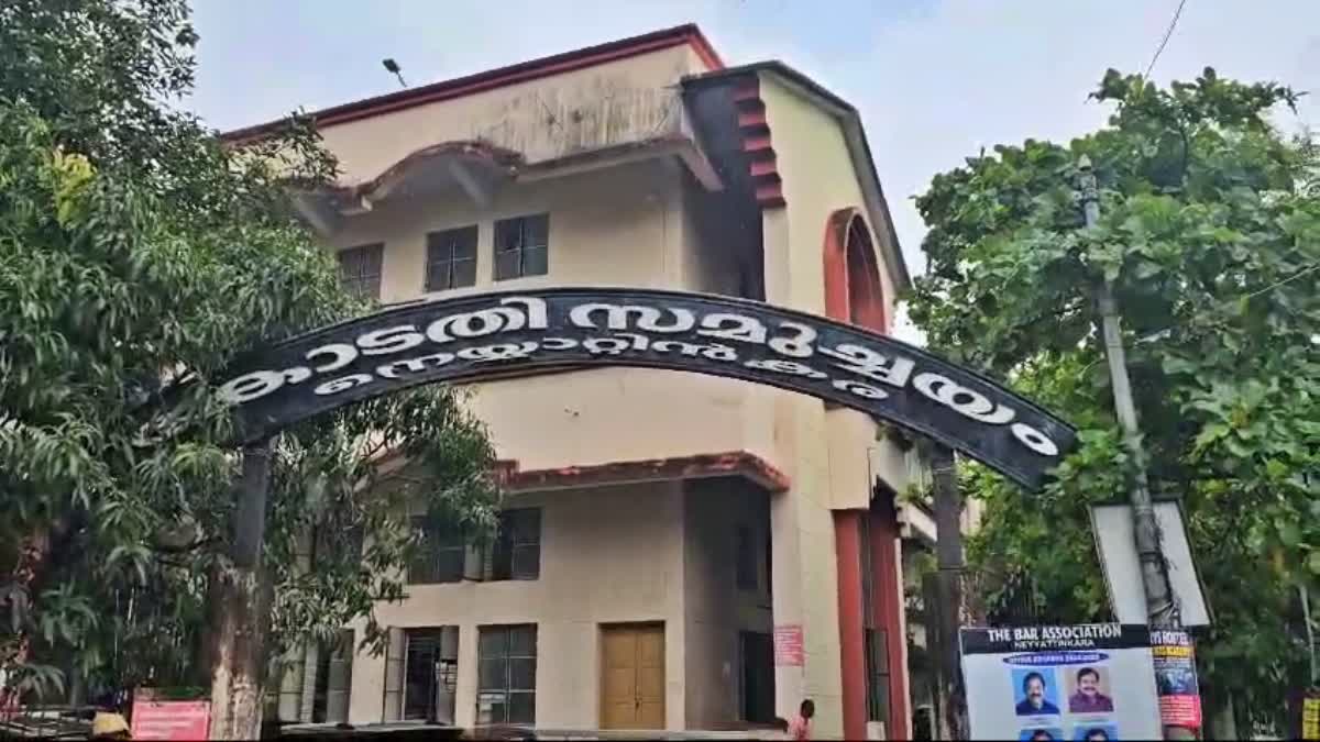 NEYYATTINKARA FAMILY COURT ISSUE  NEYYATTINKARA LAWYERS PROTEST  ജഡ്‌ജിക്ക് നേരെ പ്രതിഷേധം  നെയ്യാറ്റിൻകര കുടുംബ കോടതി