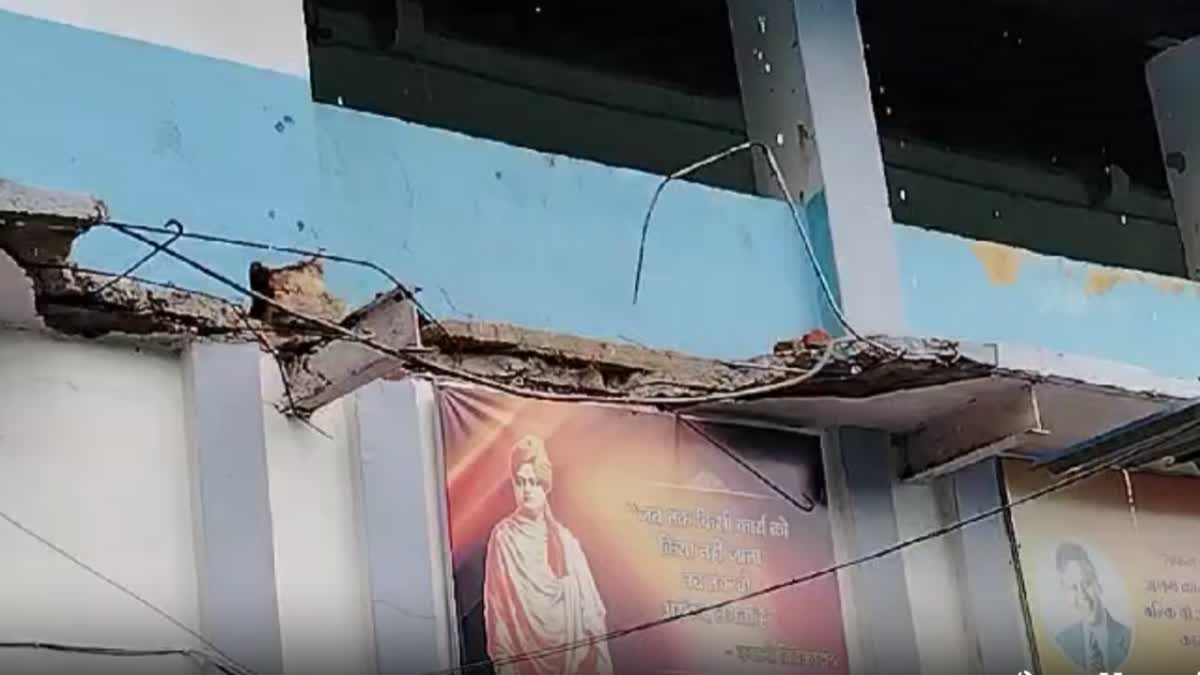 SCHOOL ROOF FELL OFF ON STUDENTS