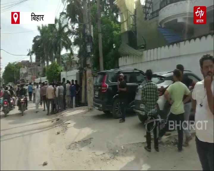 शहाबुद्दीन के बाहर जमा समर्थक.