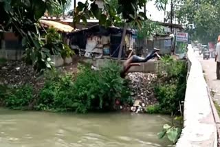 stunts in overflowing canal in Korba