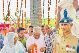 UNION MINISTER UNVEILED THE STATUE