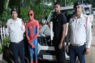 दिल्ली में 'स्पाइडर मैन' कार के बोनट पर कर रहा था स्टंट,
