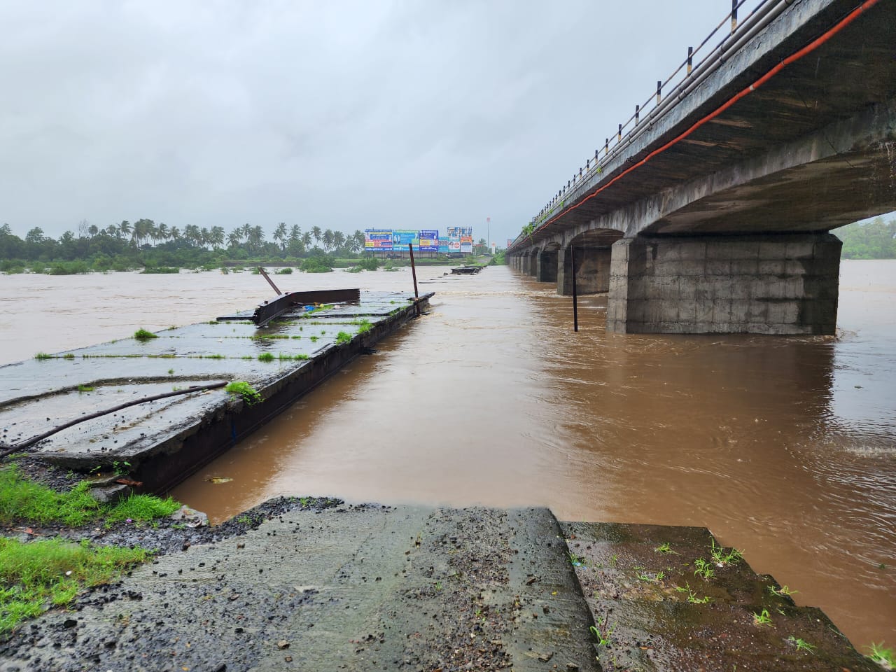 નવસારીમાં ભારે વરસાદથી નદી નાળાઓ છલકાયા