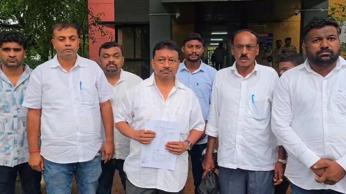ફરી એક ટિપ્પણી વિવાદમાં ફેરવાઈ : તુષાર ચૌધરીએ નોંધાવી બે પત્રકાર વિરુદ્ધ પોલીસ ફરિયાદ તુષાર ચૌધરીએ નોંધાવી બે પત્રકાર વિરુદ્ધ ફરિયાદ