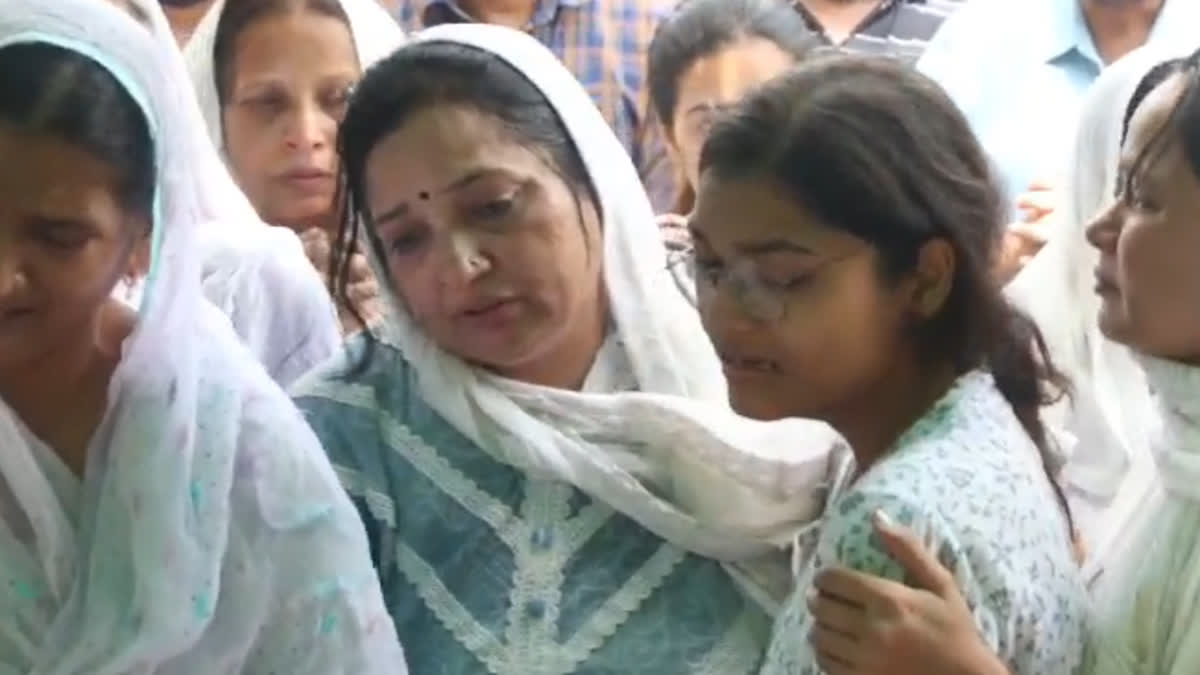 funeral of teacher who lost her life due to fall of school lantern of Ludhiana