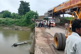 Car fell into Kopra river in Damoh