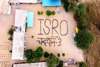Students made human chain to express thanks to isro scientists