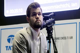 MAGNUS CARLSEN  Chess WORLD CUP 2023 FINAL  R PRAGGNANANDHAA  വിശ്വനാഥന്‍ ആനന്ദ്  ആർ പ്രഗ്നാനന്ദ  മാഗ്നസ് കാള്‍സണ്‍  ചെസ്‌ ലോകകപ്പ് 2023  ചെസ്‌ ലോകകപ്പ് 2023 ഫൈനൽ  Magnus Carlsen beats Praggnanandhaa in first game  പ്രജ്ഞാനന്ദക്ക് ആദ്യ ഗെയിം നഷ്‌ടം  പ്രജ്ഞാനന്ദയെ ആദ്യ ഗെയിമിൽ കീഴടക്കി കാൾസണ്‍