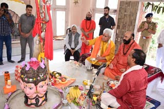 lg-sinha-performs-pujan-of-shri-amarnath-chhari-mubarak