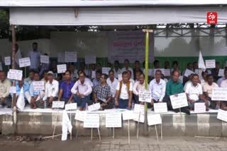Small Tea Farmers Association hold protest