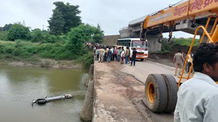 Car fell into Kopra river in Damoh