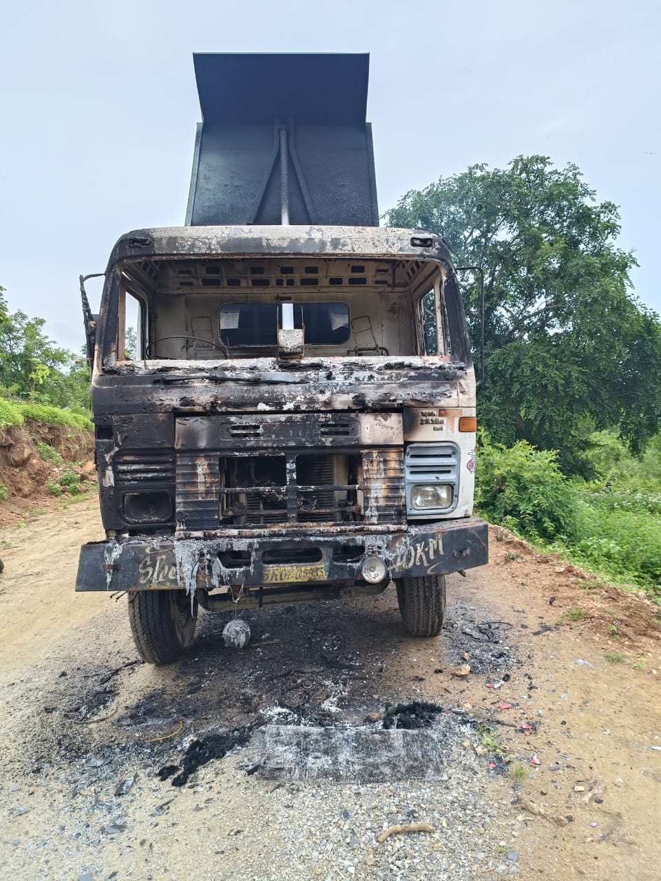 Naxalites rampage in Palamu CPI Maoist burnt eight vehicles
