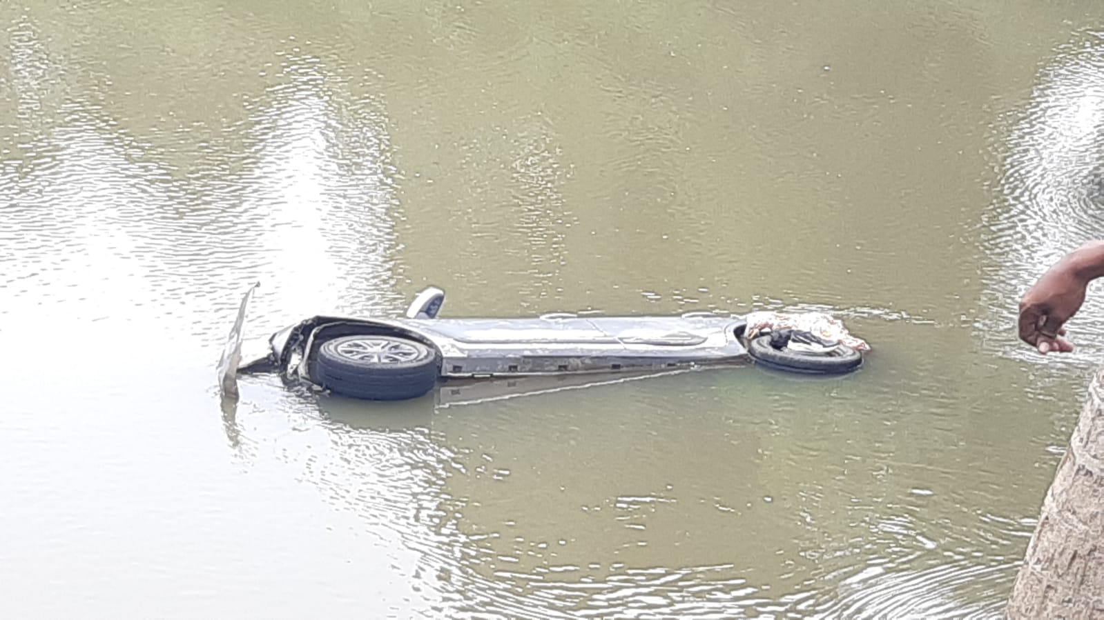 Car fell into Kopra river in Damoh