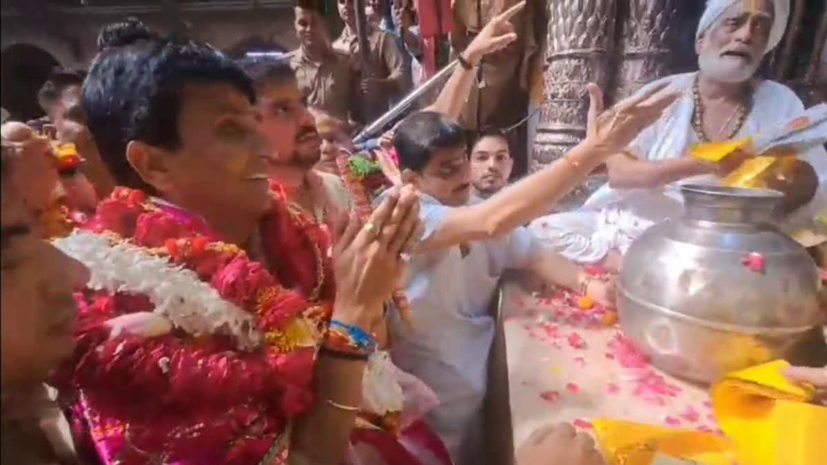 बांके बिहारी मंदिर में दर्शन करते कुमार विश्वास.