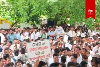 Contract employees stage protest at NHM headquarters.