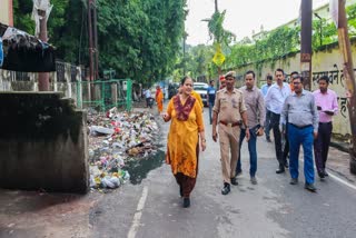 लखनऊ में गंदगी देख महापौर ने लगाई फटकार