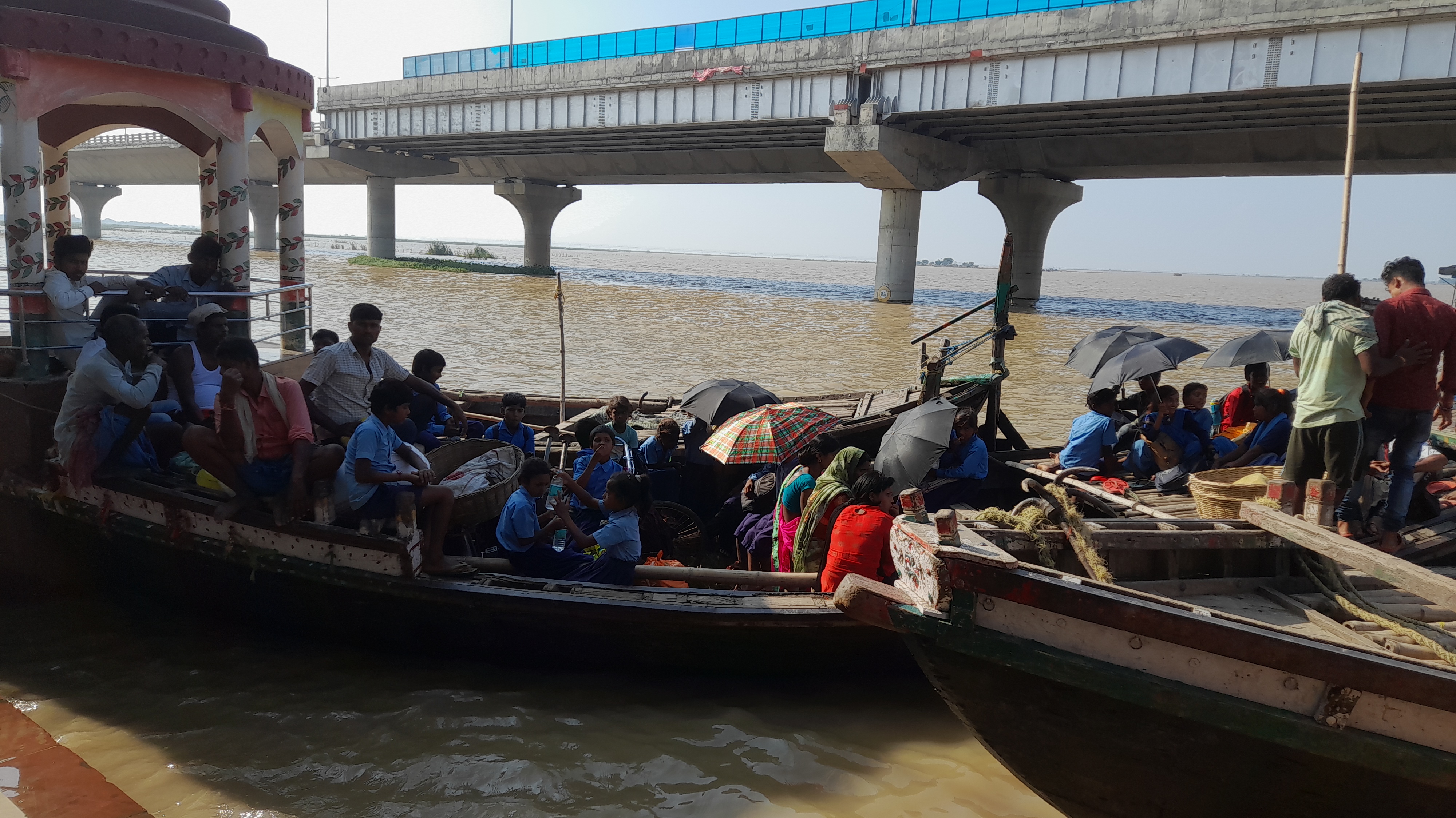 गंगा के पार नाव से स्कूल जाते बच्चे