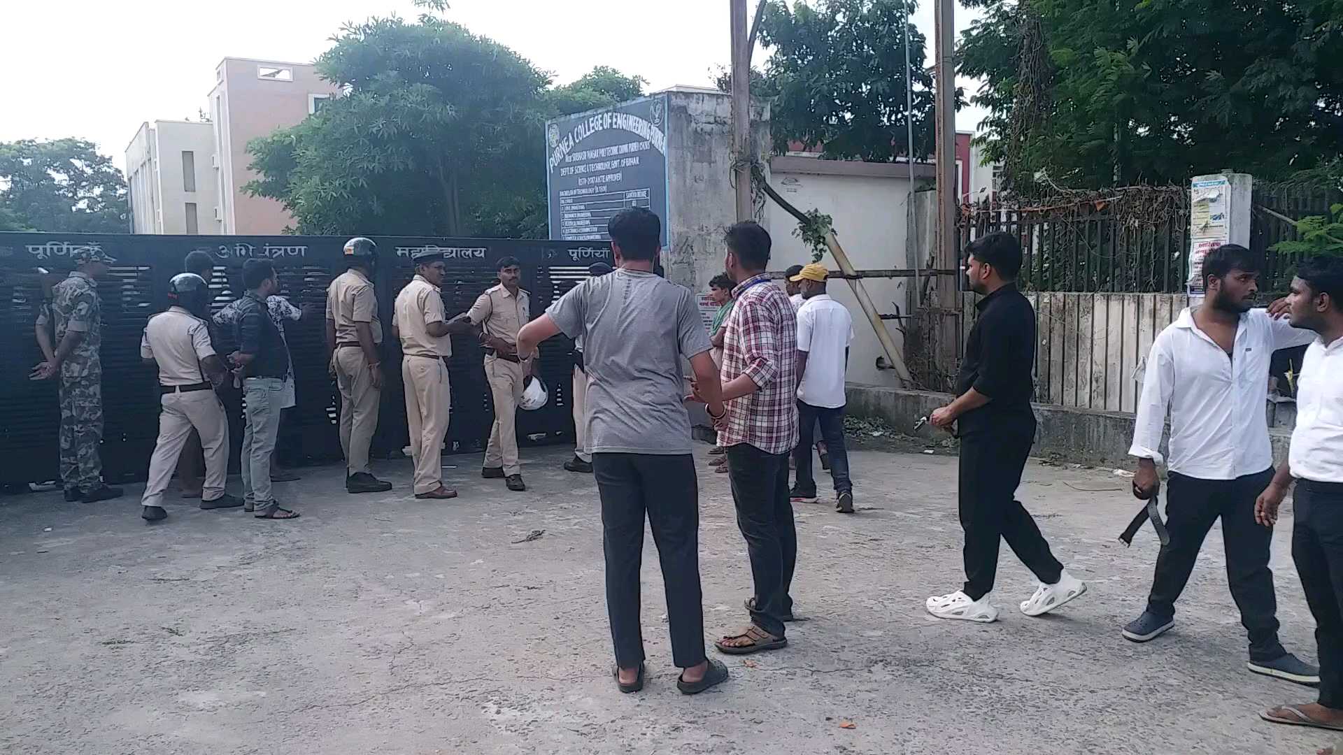 पुलिस ने हालात को काबू करने की कोशिश की