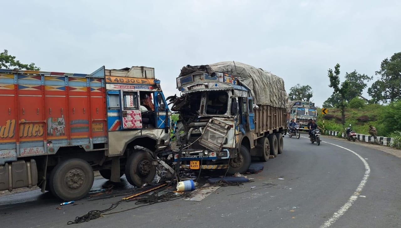 Two trucks collided  in Manendragarh