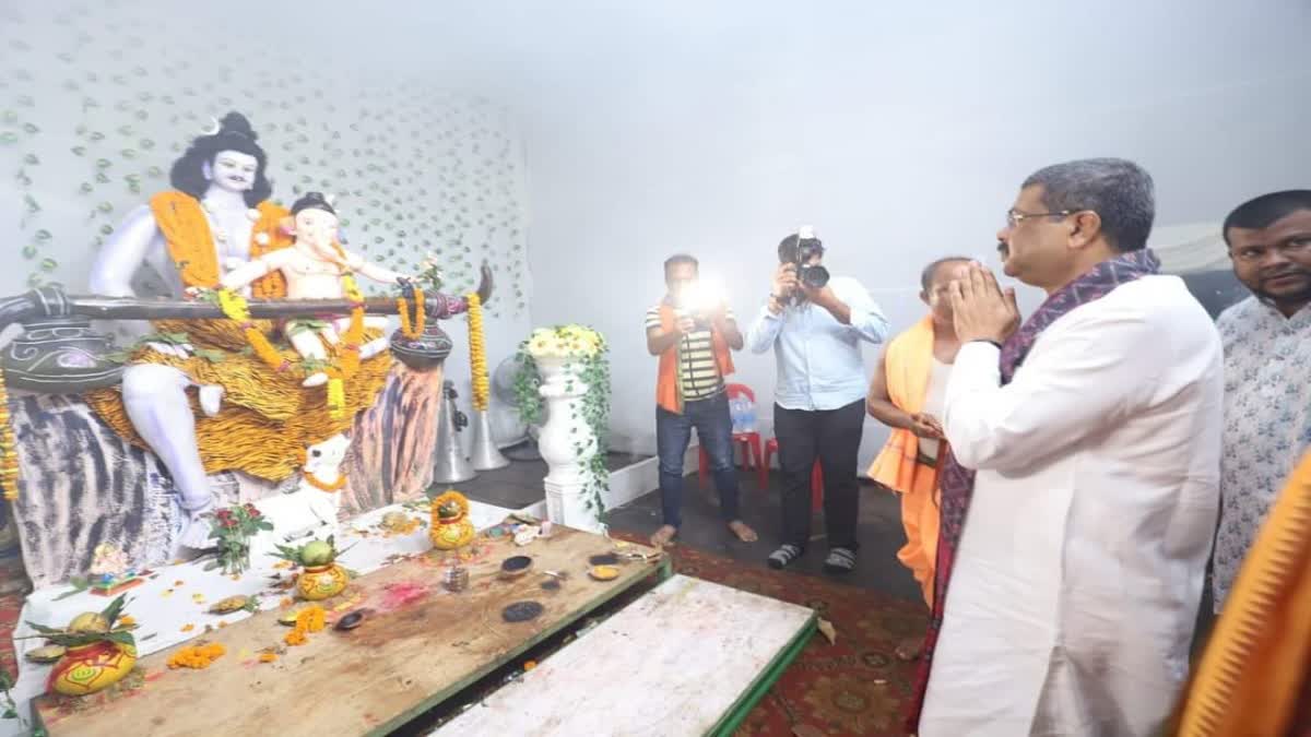 Dharmendra Pradhan offers prayer to lord ganesha