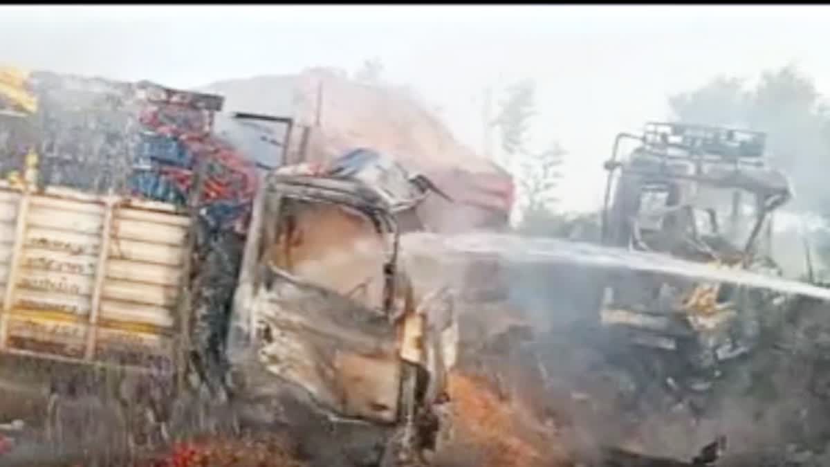 दो ट्रकों में भिडंत के बाद लगी आग
