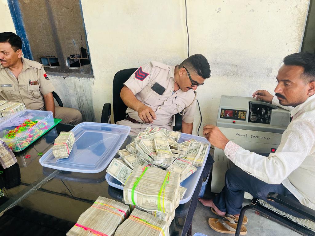 Police Seized 3 Crore Cash From Car