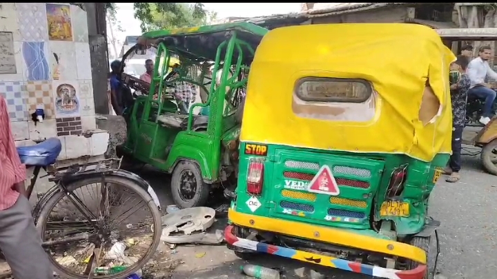 बाहरी दिल्ली के मंगोलपुरी में तेज रफ्तार अर्टिगा कार ने कई गाड़ियों को एक साथ टक्कर मार दी.