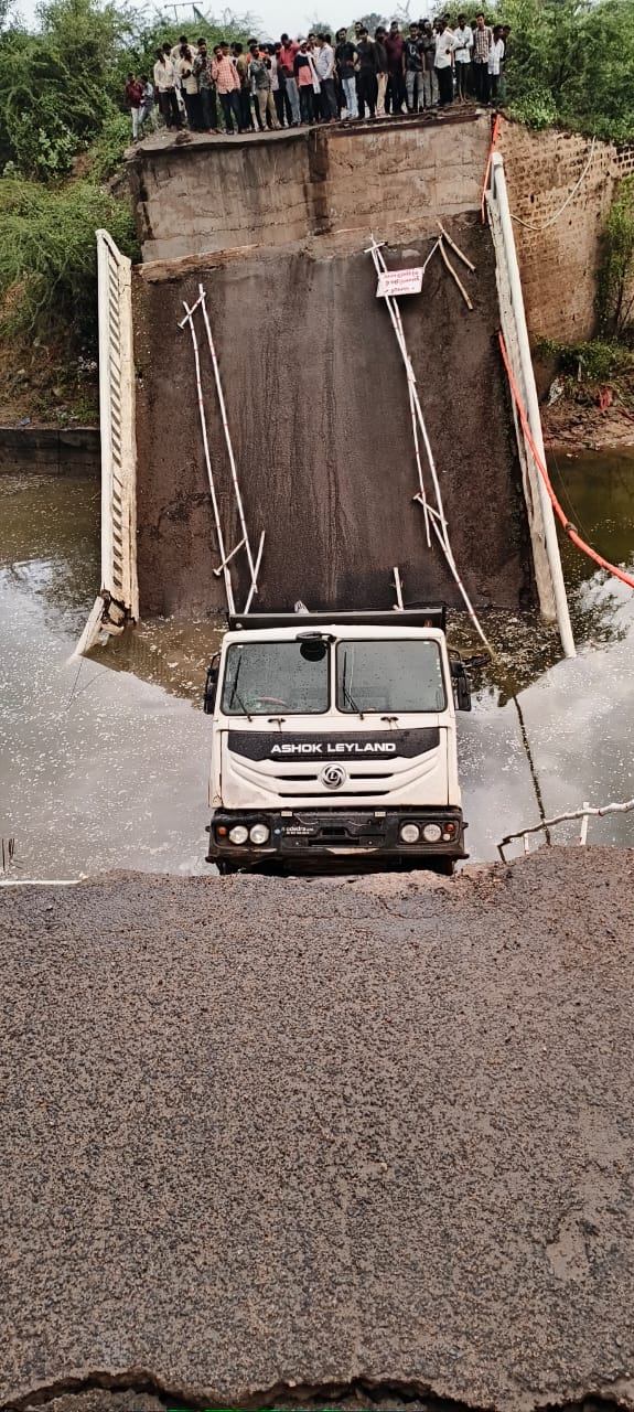 Main bridge collapsed in Surendranagar