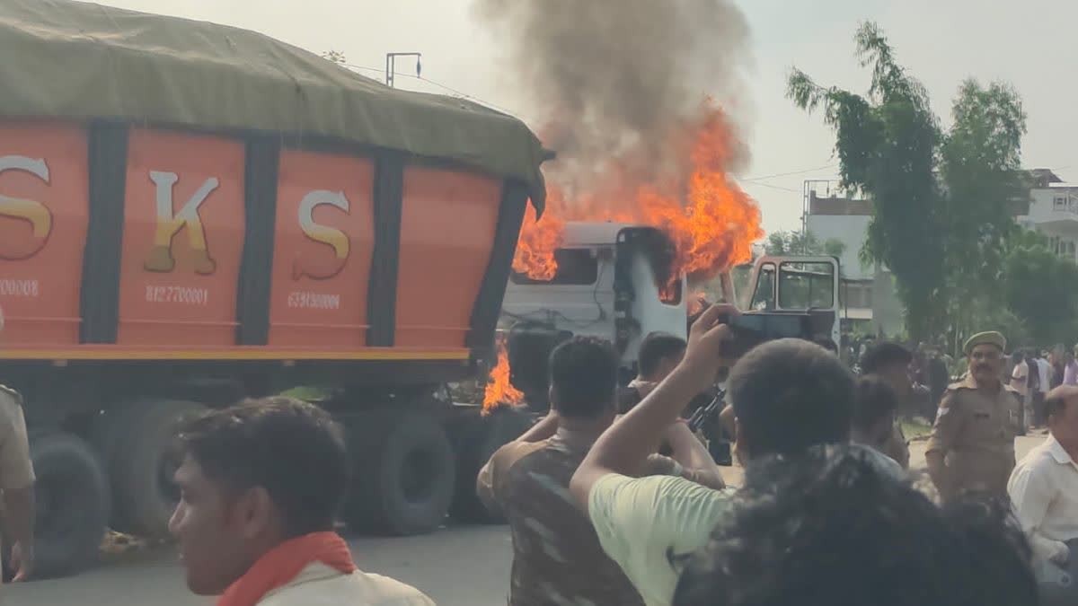 प्रयागराज में गुस्साए लोगों ने ट्रक फूंक दिया.