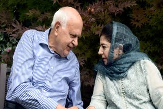 Former Jammu and Kashmir Chief Minister Farooq Abdullah (L) and Mehbooba Mufti