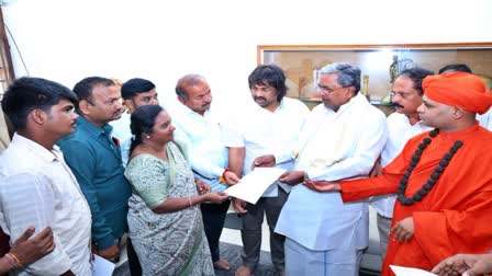 cm-siddaramaiah-distributed-a-check-of-r-s-25-lakh-to-the-family-of-deceased-chandrasekaran