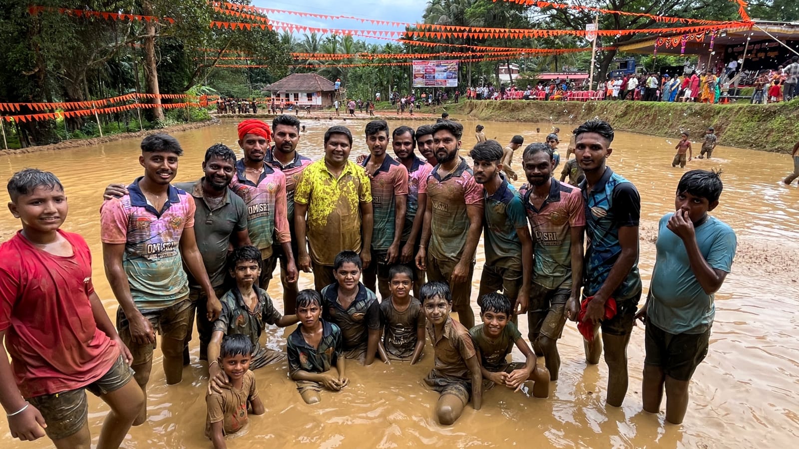 ಮಕ್ಕಳೊಂದಿಗೆ ಕೆಸರು ಗದ್ದೆಯಲ್ಲಿ ಆಟವಾಡಿದ ದಕ್ಷಿಣ ಕನ್ನಡ ಜಿಲ್ಲಾಧಿಕಾರಿ