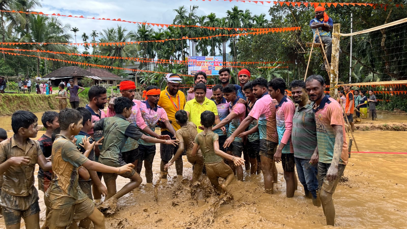 ಮಕ್ಕಳೊಂದಿಗೆ ಕೆಸರು ಗದ್ದೆಯಲ್ಲಿ ಆಟವಾಡಿದ ದಕ್ಷಿಣ ಕನ್ನಡ ಜಿಲ್ಲಾಧಿಕಾರಿ