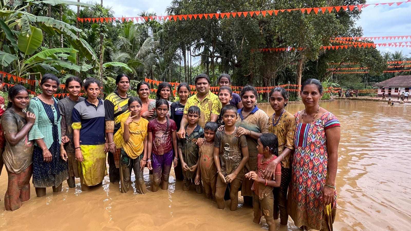 ಮಕ್ಕಳೊಂದಿಗೆ ಕೆಸರು ಗದ್ದೆಯಲ್ಲಿ ಆಟವಾಡಿದ ದಕ್ಷಿಣ ಕನ್ನಡ ಜಿಲ್ಲಾಧಿಕಾರಿ