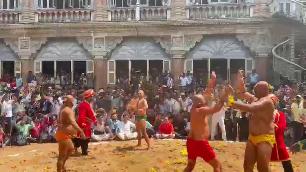 Vajramushti Kalaga In Mysuru palace  Vajramushti Kalaga  Mysuru palace Visuals  What Is Jatti Fight  Mysuru palace and History  വിജയ യാത്രക്ക് മുമ്പുള്ള മല്ലയുദ്ധം  മൈസൂരു കൊട്ടാരത്തിലെ വിജയദശമി ആഘോഷം  വിജയദശമി ആഘോഷം എങ്ങനെ  ദസറയുടെ ഐതിഹ്യം  എന്താണ് വജ്രമുഷ്‌ടി കലഗ