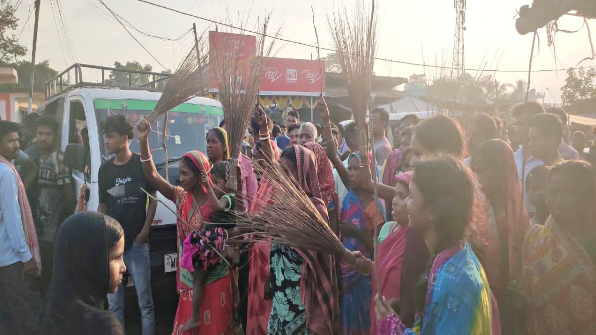 Road jam in Dumka