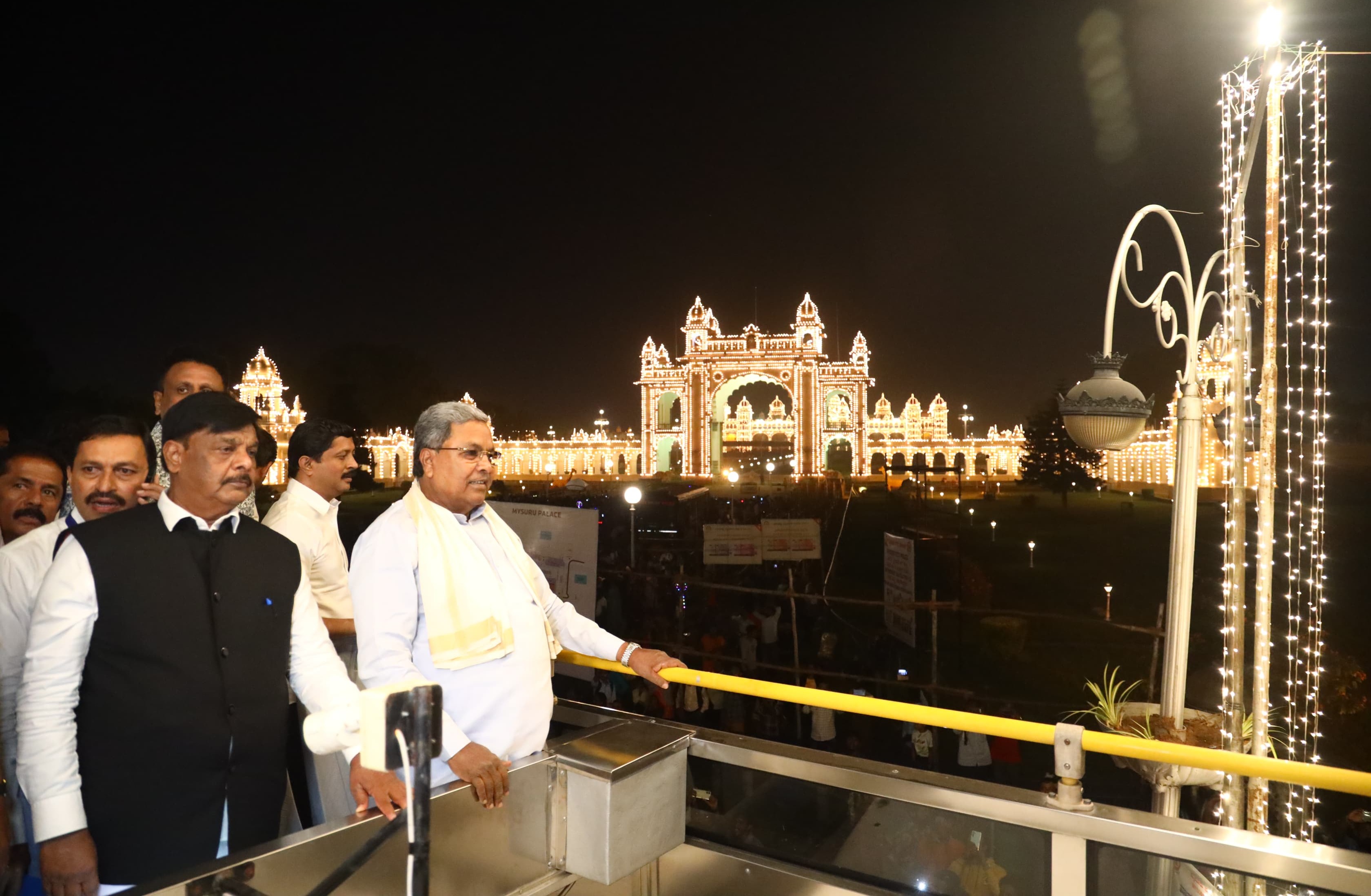 CM Siddaramaiah watched the Mysuru Dasara lightings in ambari