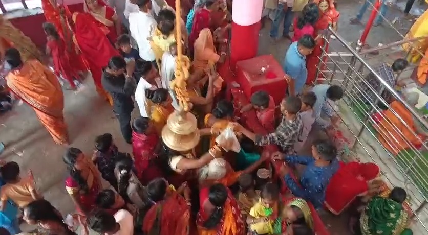 मंदिर में लोगों की भीड़