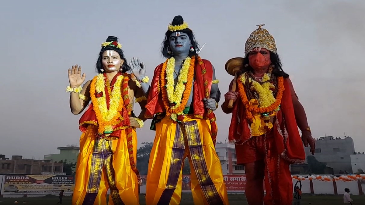 छपरा में राम, लक्ष्मण और हनुमान के वेश में कलाकार