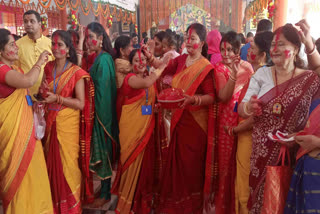 women prayed to Maa Durga for unbroken marriage by playing vermilion In Dumka