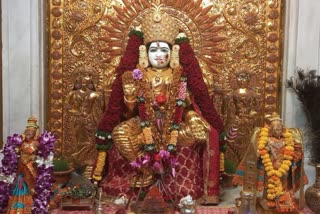 pune mahalakshmi devi wearing 16 kg gold saree