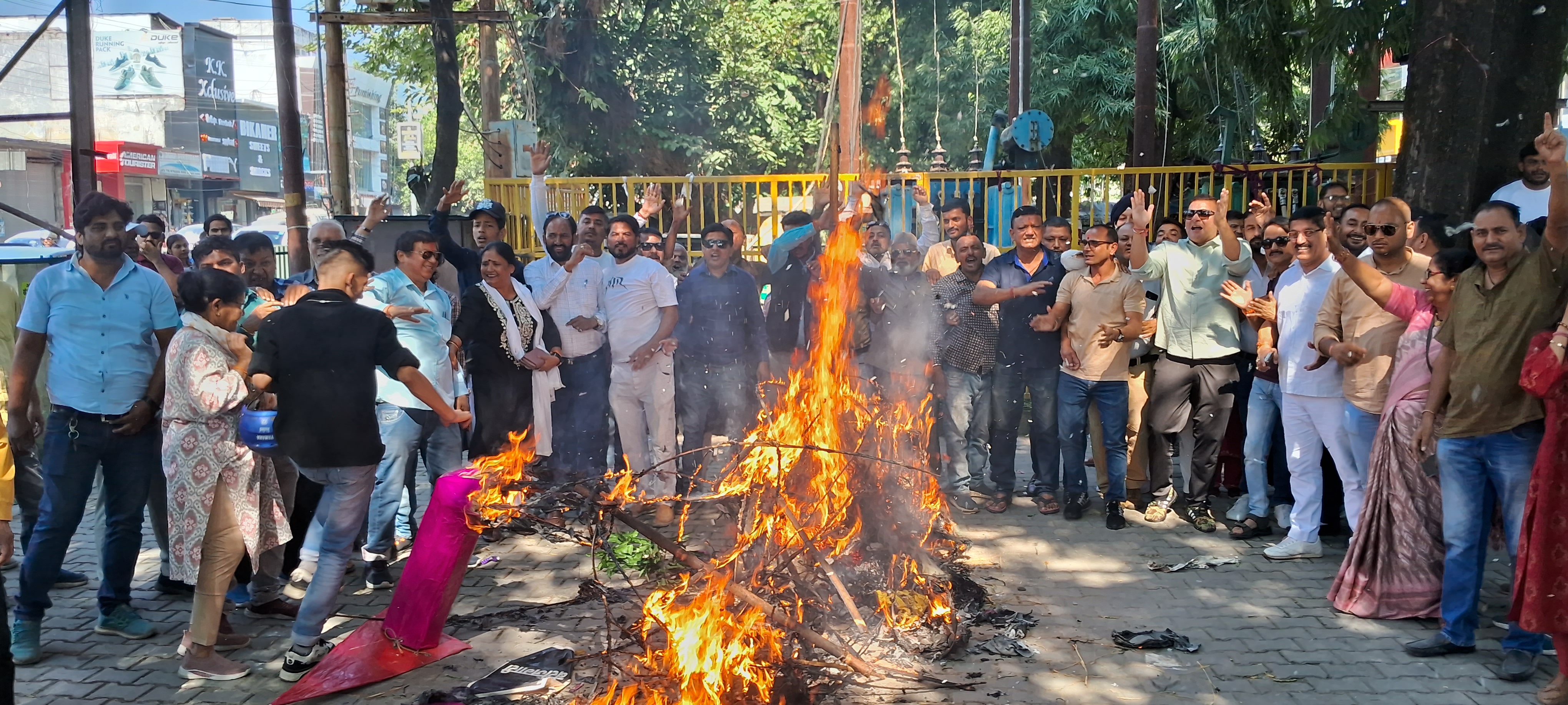 Congress workers burnt effigy of BJP government in Haldwani