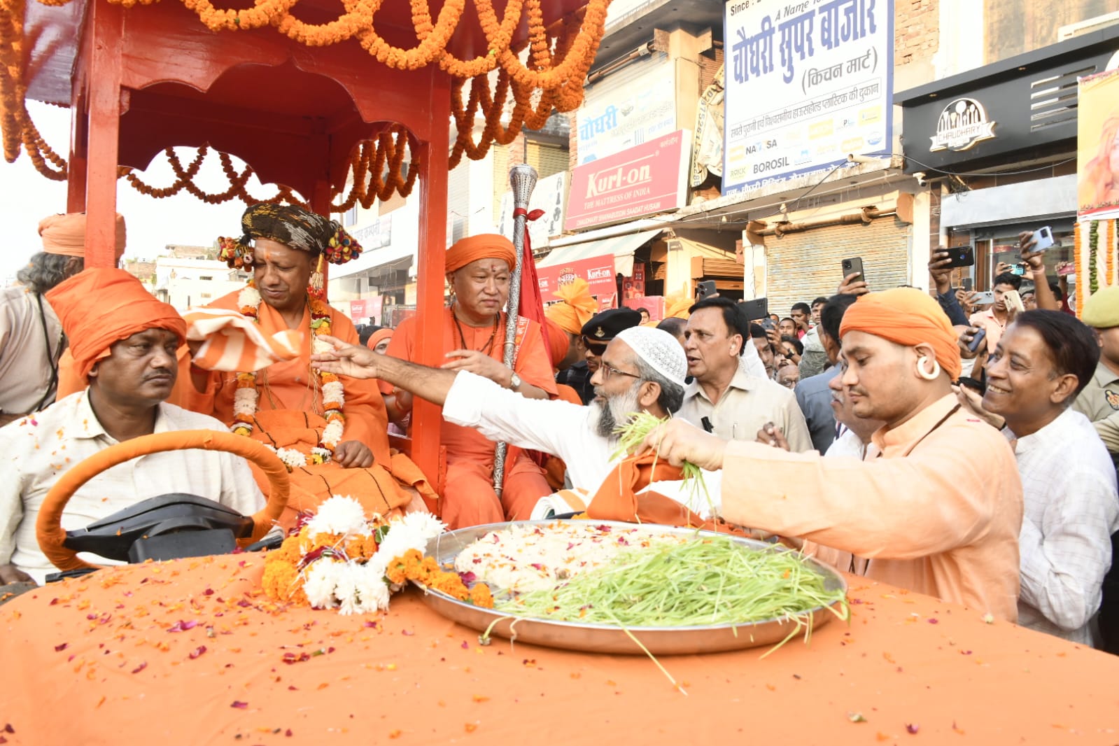 गोरखपुर में विजयदशमी के जुलूस में शामिल हुए सीएम योगी.