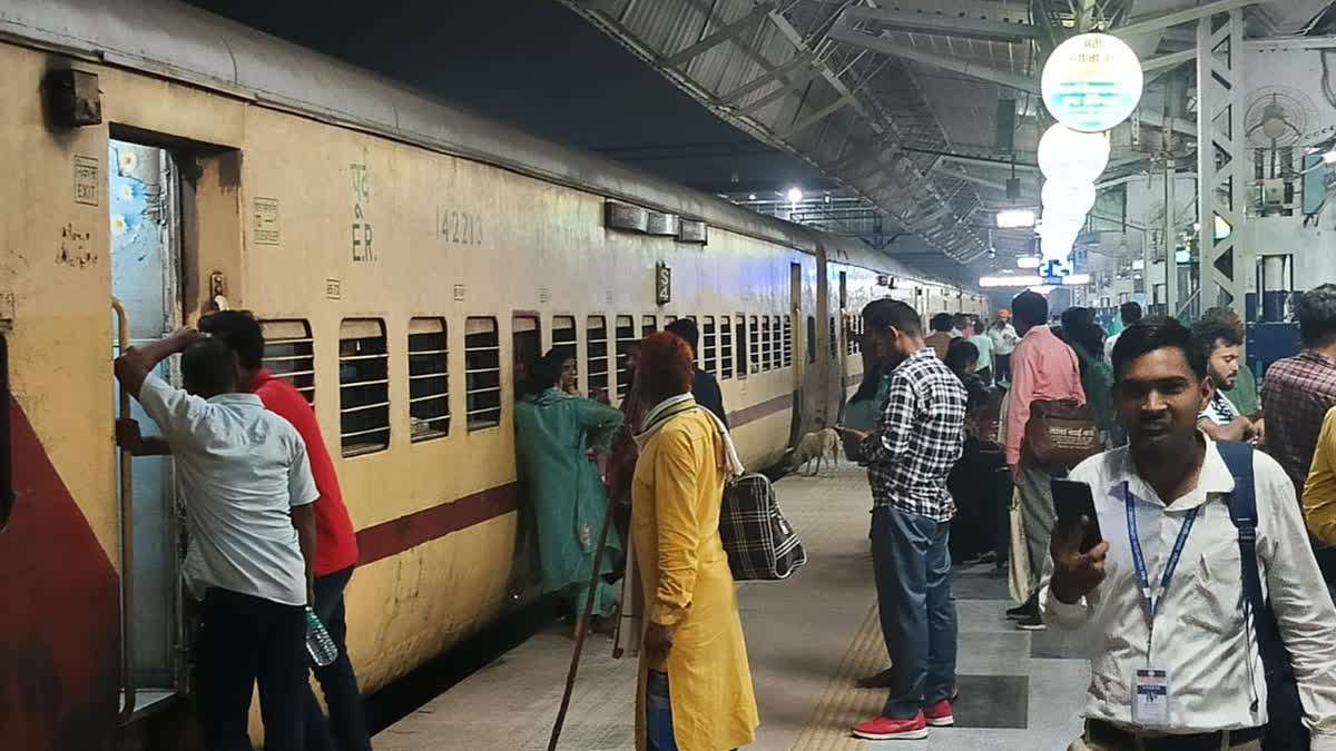 12816 Nandan Kanan Express was passing near Dagmagpur when the pantograph of the train got damaged and broke after getting stuck in the OHE wire.