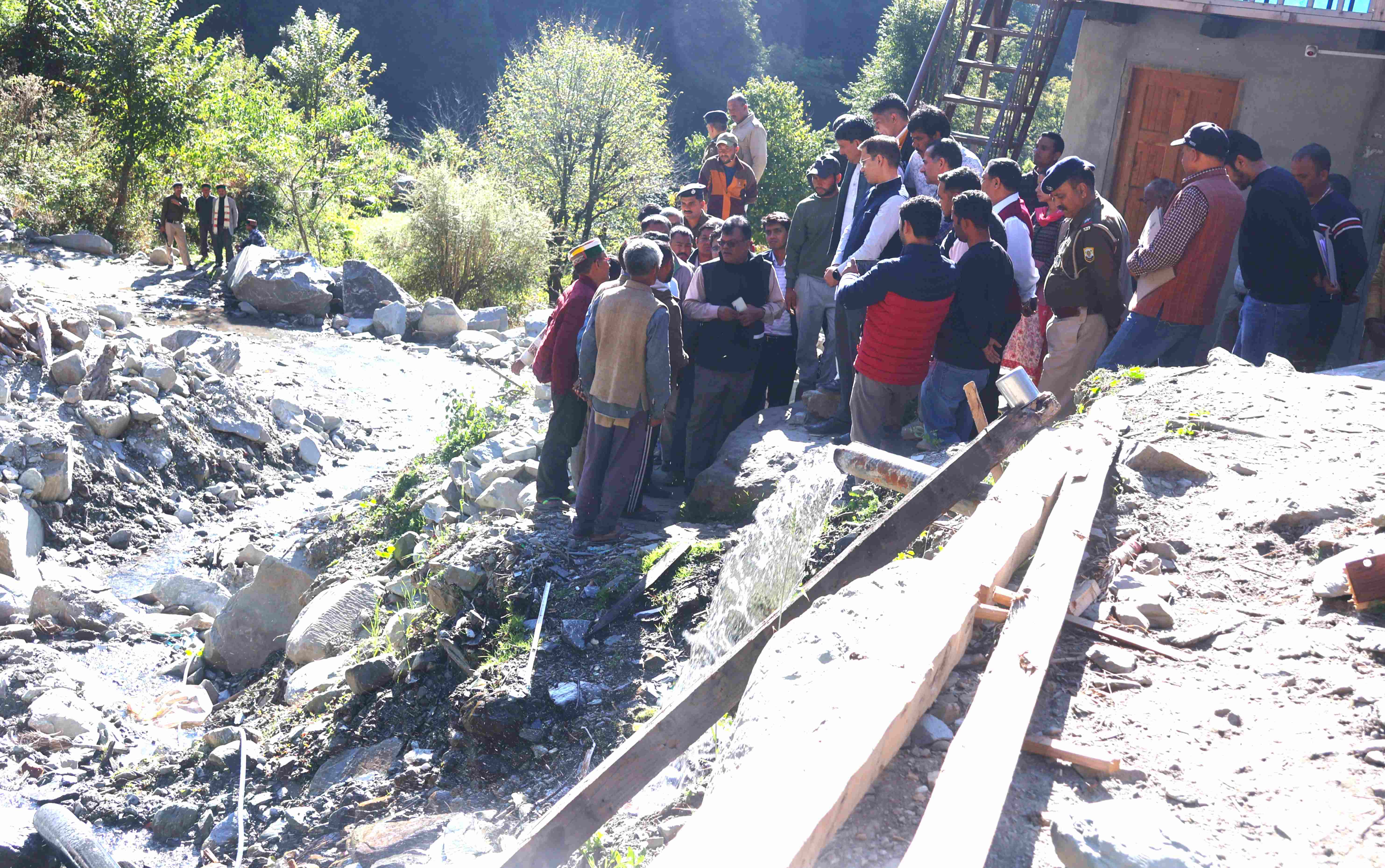 केंद्रीय दल ने मंडी में आपदा प्रभावित क्षेत्रों का किया दौरा