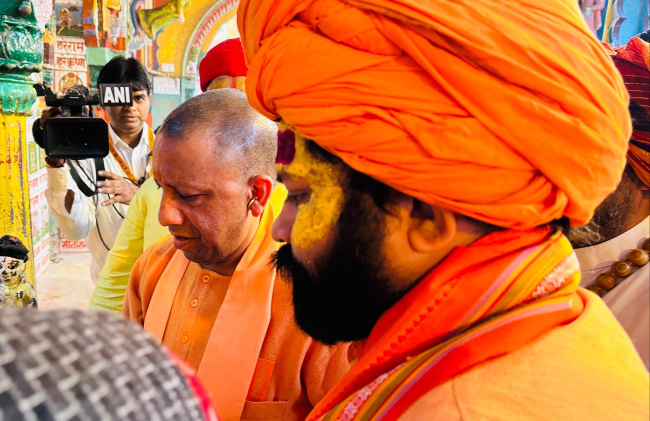 सीएम योगी ने हनुमानगढ़ी में पूजा अर्चना की