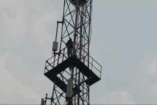 Man climbs mobile tower in Bhilai