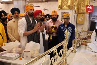 Ranbir, Bobby seeks blessings at Bangla Saheb Gurudwara following 'Animal' trailer launch in Delhi