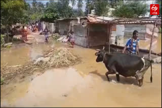 வீடுகளுக்குள் நீர் புகுந்ததால் மக்கள் அவதி