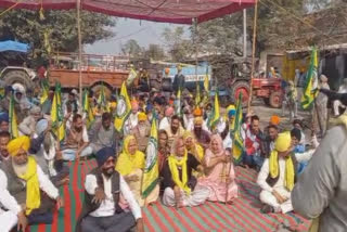 In Amritsar, farmers protested against the Punjab government due to non-construction of the road